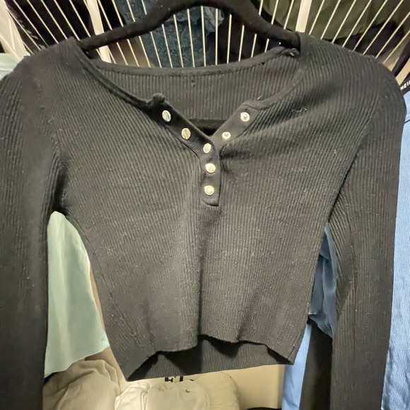 Black button crop top - Picture 1 of 1